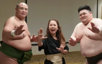 Đấu vật với sumo, hot girl xinh đẹp khiến tất cả thích thú