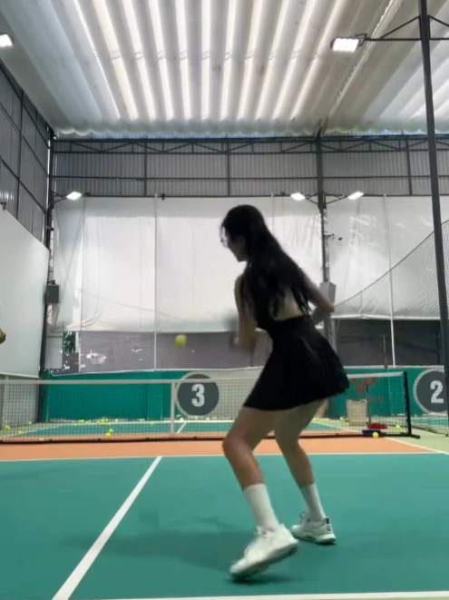 Dạy CĐM cách chơi Pickleball, hot girl gây phẫn nộ vì góc quay quá phản cảm, chẳng khác nào chiêu trò câu view bất chấp Dạy CĐM cách chơi Pickleball, hot girl gây phẫn nộ vì góc quay quá phản cảm, chẳng khác nào chiêu trò câu view bất chấp