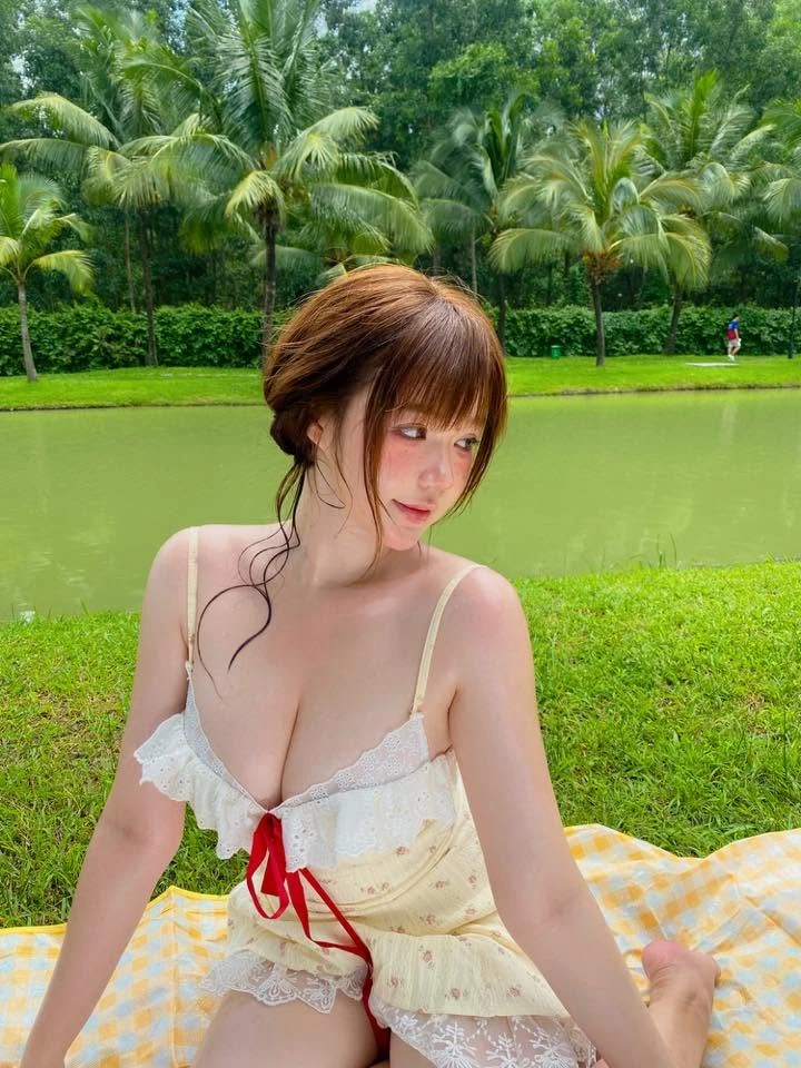 Đi ăn mà cũng đẹp hớp hồn người xem, nữ coser này càng ngày càng được yêu mến