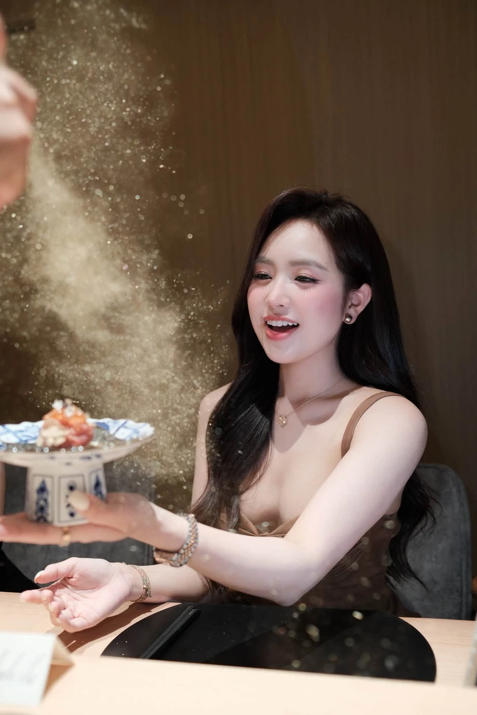 Lê Phương Anh đi ăn Omakase, khoe thần thái sang chảnh quyến rũ Lê Phương Anh đi ăn Omakase, khoe thần thái sang chảnh quyến rũ