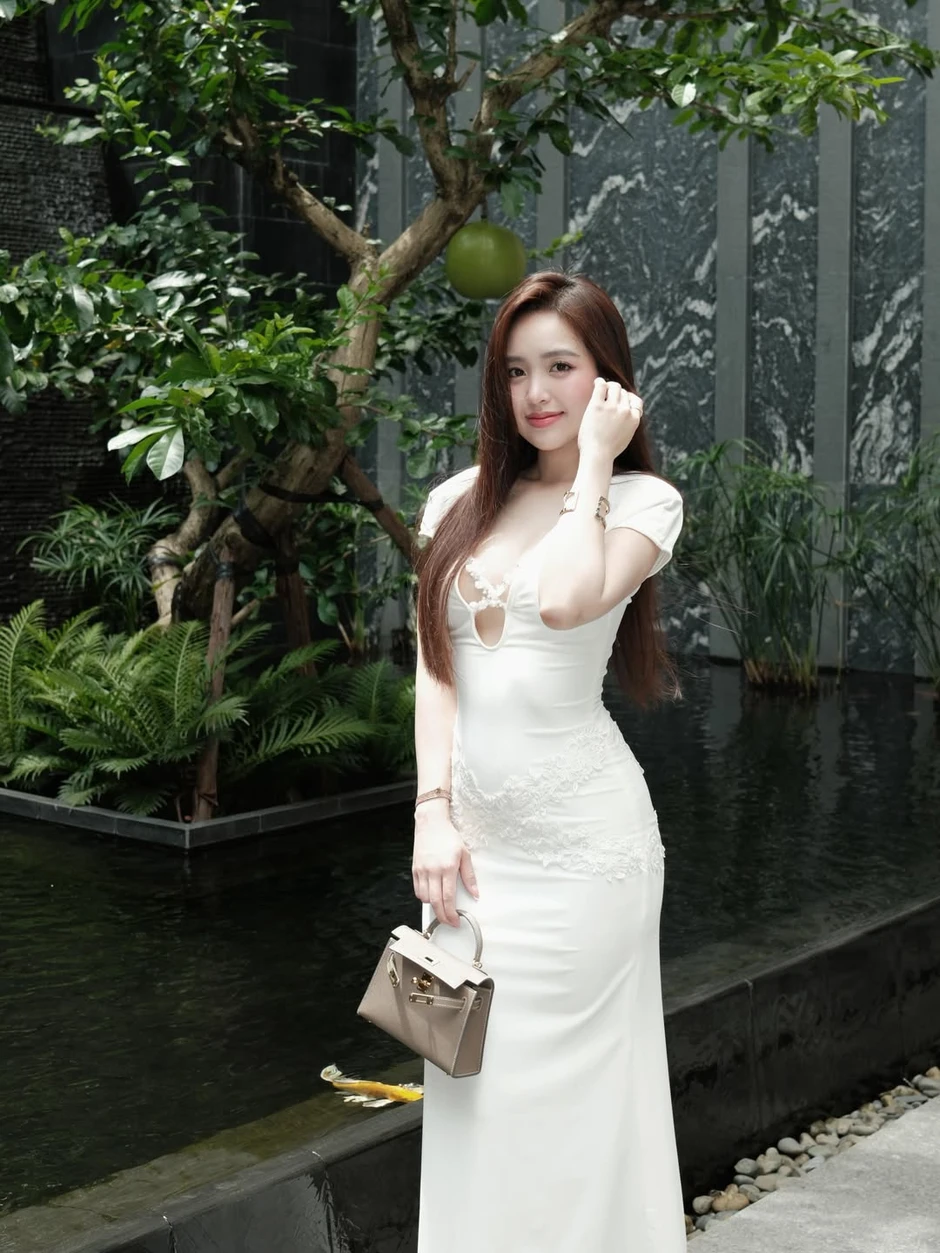 Lê Phương Anh đi ăn Omakase, khoe thần thái sang chảnh quyến rũ Lê Phương Anh đi ăn Omakase, khoe thần thái sang chảnh quyến rũ
