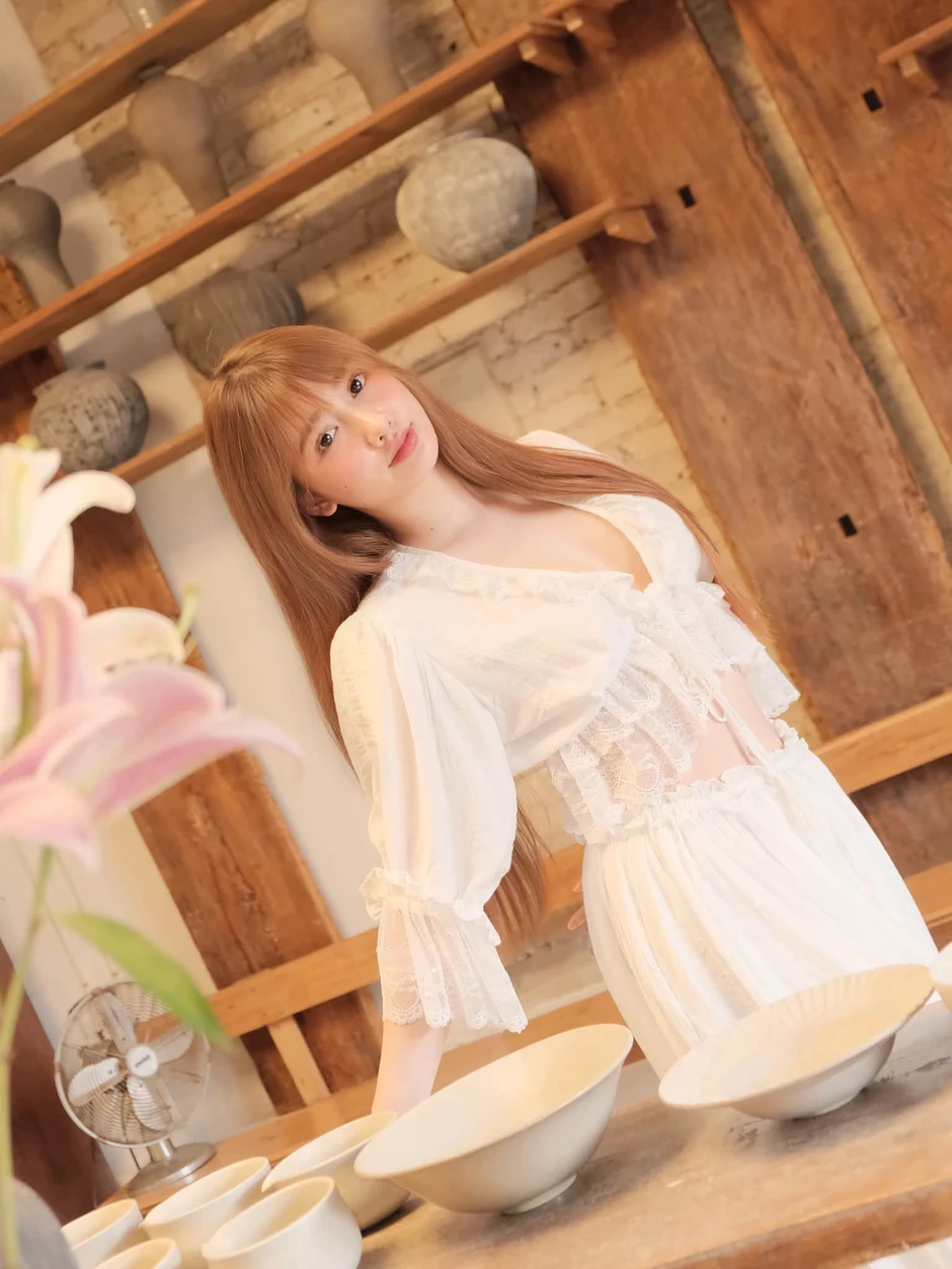 Đi làm gốm nhưng đẹp như thiên thần, cô nàng hot girl bỗng viral đầy bất ngờ