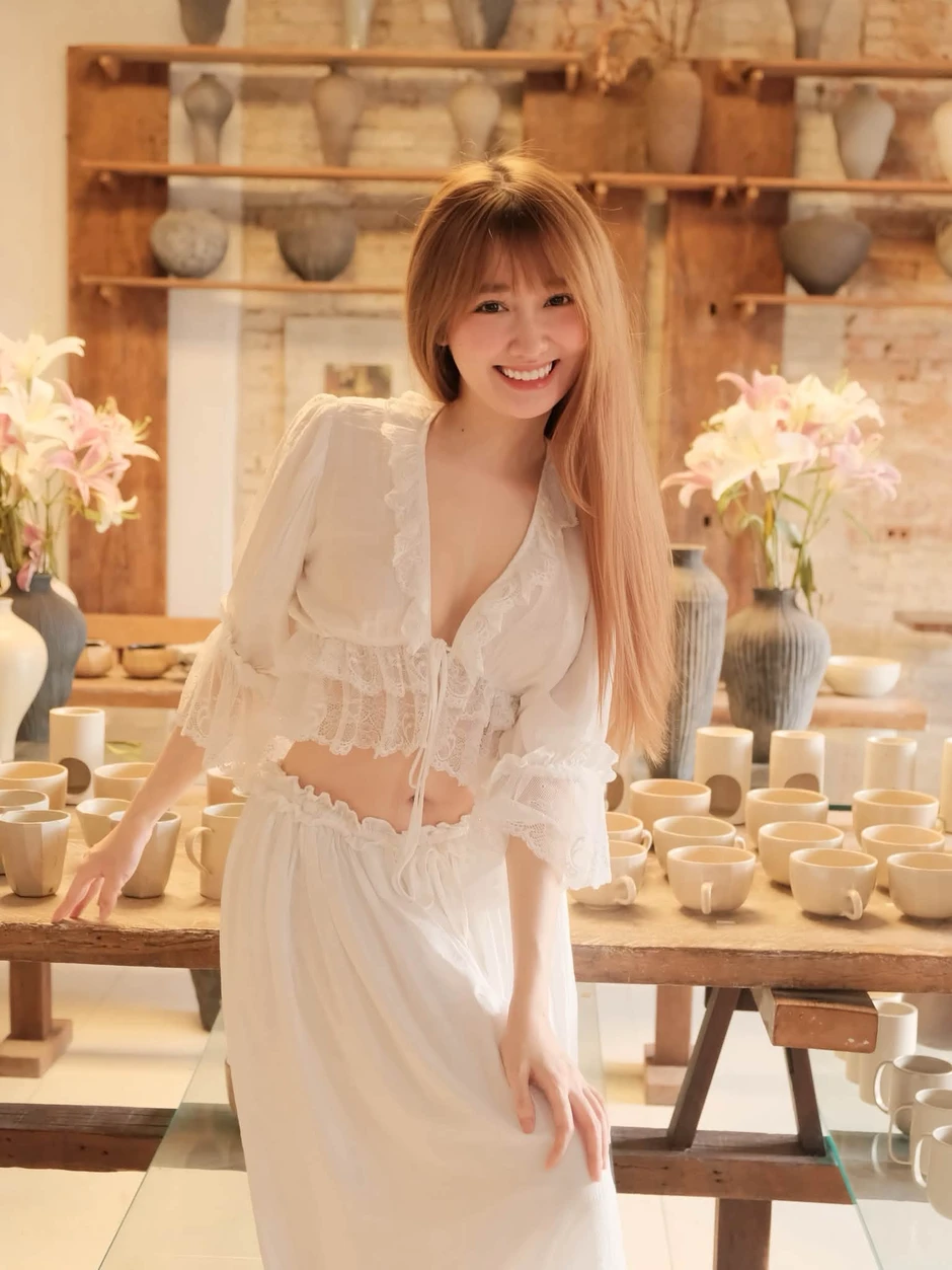Đi làm gốm nhưng đẹp như thiên thần, cô nàng hot girl bỗng viral đầy bất ngờ