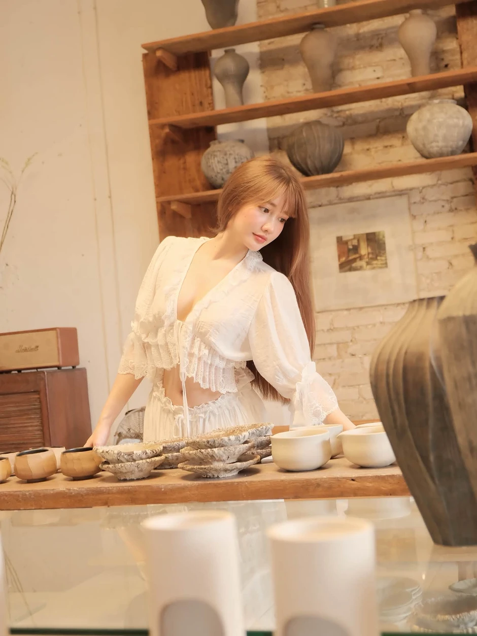 Đi làm gốm nhưng đẹp như thiên thần, cô nàng hot girl bỗng viral đầy bất ngờ