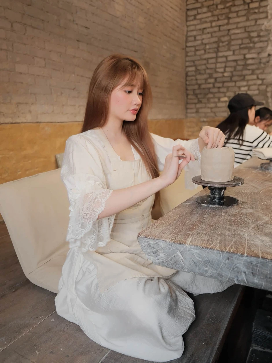 Đi làm gốm nhưng đẹp như thiên thần, cô nàng hot girl bỗng viral đầy bất ngờ