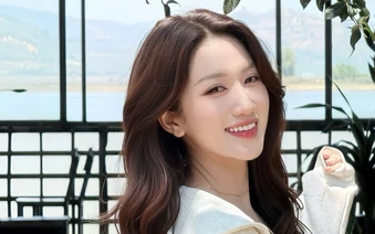 Đi tác nghiệp nhưng vẫn "hút hồn" người xem, MC Linh Nắng lại "ghi điểm" tuyệt đối với bộ ảnh mới