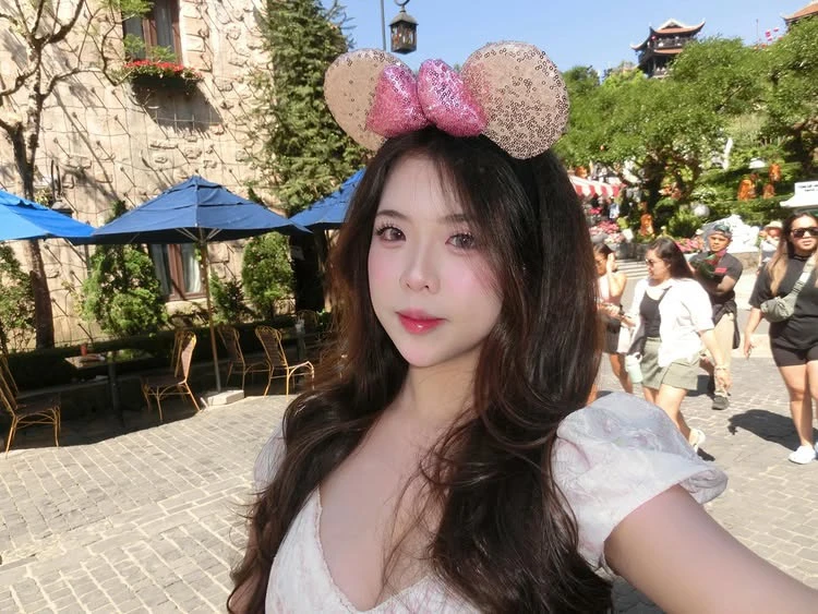 Diện áo dài trắng, nữ sinh hút hơn 300K lượt xem, CĐM phong cho danh hiệu "cả trường crush"