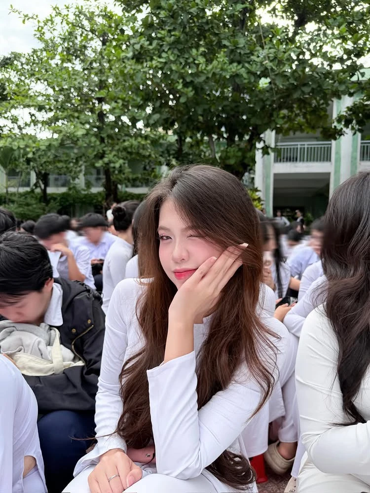 Diện áo dài trắng, nữ sinh hút hơn 300K lượt xem, CĐM phong cho danh hiệu "cả trường crush"