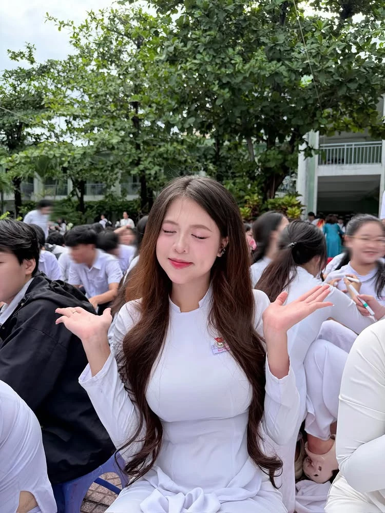 Diện áo dài trắng, nữ sinh hút hơn 300K lượt xem, CĐM phong cho danh hiệu "cả trường crush"