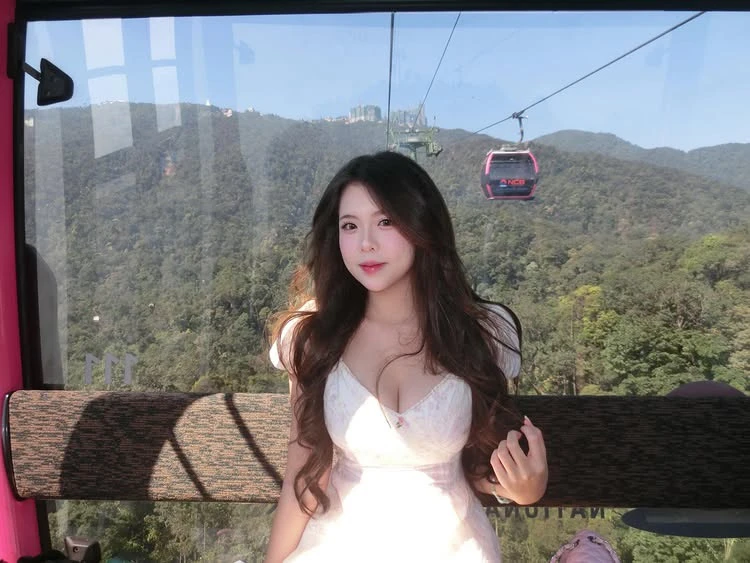 Diện áo dài trắng, nữ sinh hút hơn 300K lượt xem, CĐM phong cho danh hiệu "cả trường crush"