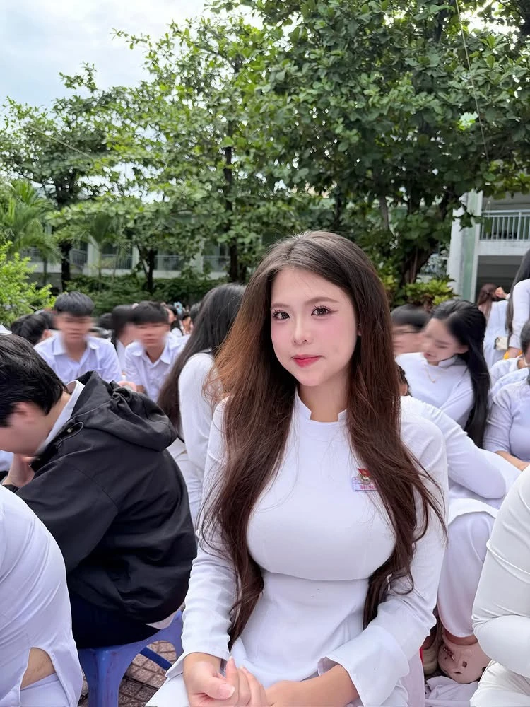 Diện áo dài trắng, nữ sinh hút hơn 300K lượt xem, CĐM phong cho danh hiệu "cả trường crush"