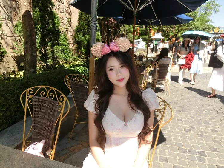 Diện áo dài trắng, nữ sinh hút hơn 300K lượt xem, CĐM phong cho danh hiệu "cả trường crush"