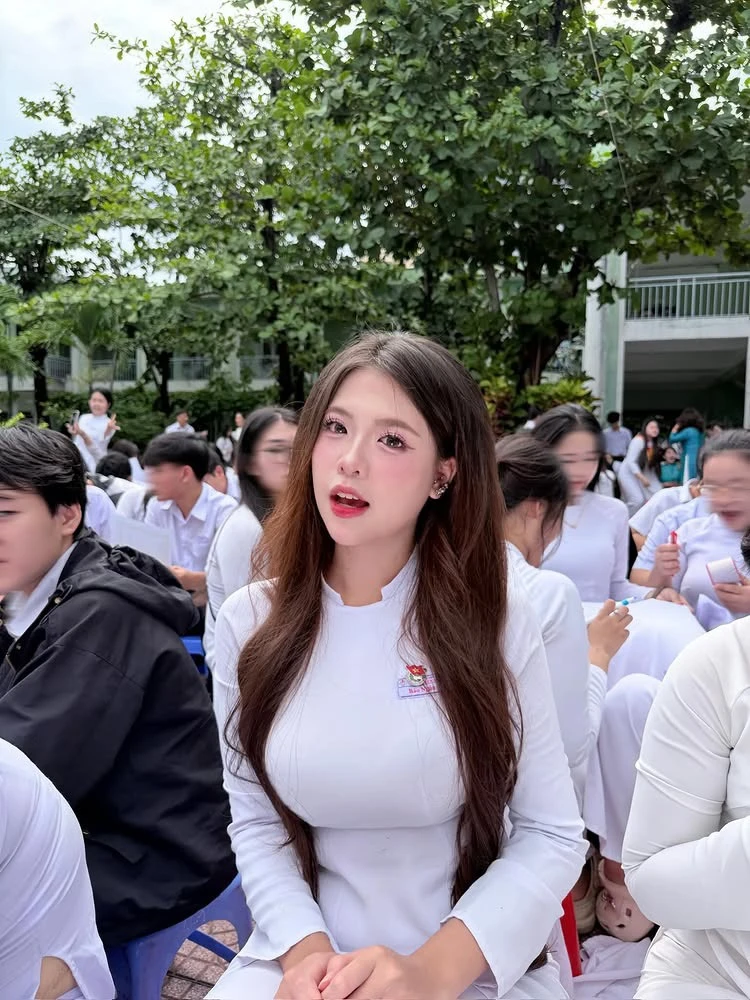 Diện áo dài trắng, nữ sinh hút hơn 300K lượt xem, CĐM phong cho danh hiệu "cả trường crush"