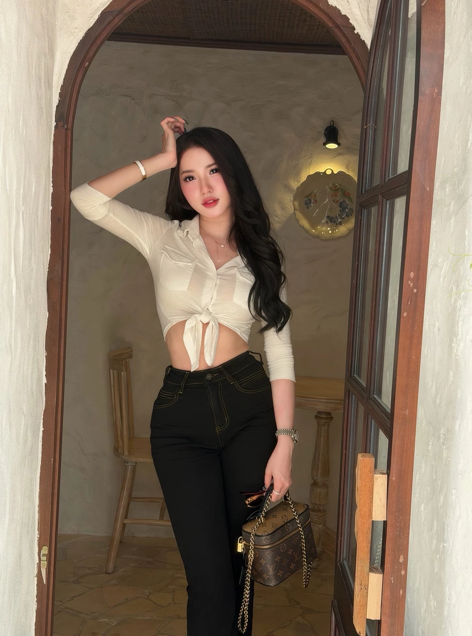Diện đồ công sở đi cafe, hot girl khiến ai cũng phải gật gù thích thú với vóc dáng cực chuẩn Diện đồ công sở đi cafe, hot girl khiến ai cũng phải gật gù thích thú với vóc dáng cực chuẩn