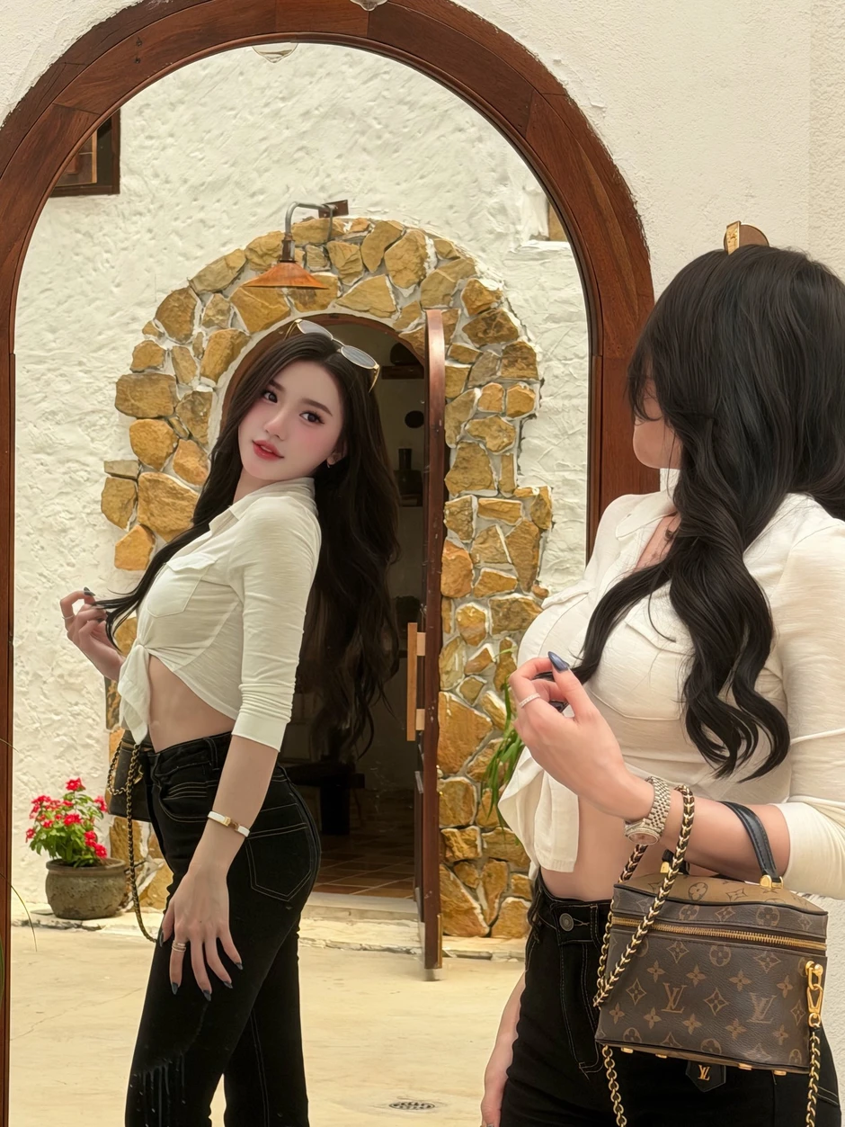 Diện đồ công sở đi cafe, hot girl khiến ai cũng phải gật gù thích thú với vóc dáng cực chuẩn Diện đồ công sở đi cafe, hot girl khiến ai cũng phải gật gù thích thú với vóc dáng cực chuẩn