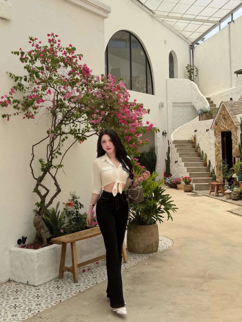 Diện đồ công sở đi cafe, hot girl khiến ai cũng phải gật gù thích thú với vóc dáng cực chuẩn Diện đồ công sở đi cafe, hot girl khiến ai cũng phải gật gù thích thú với vóc dáng cực chuẩn