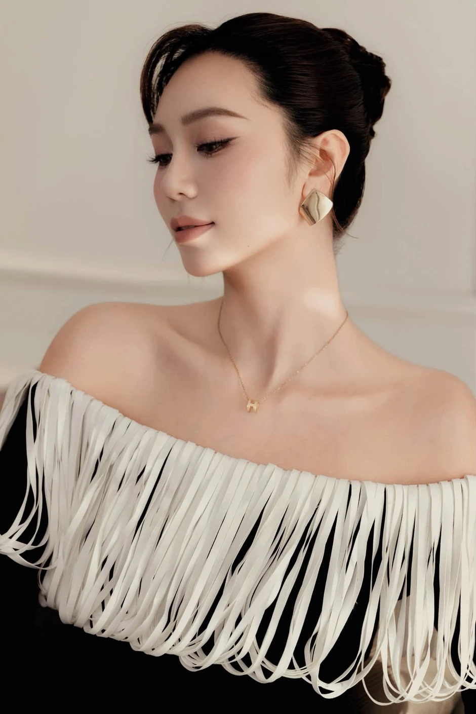 Nữ TikToker Chrissy Hoang khoe vóc dáng quyến rũ đón hè bên hồ bơi