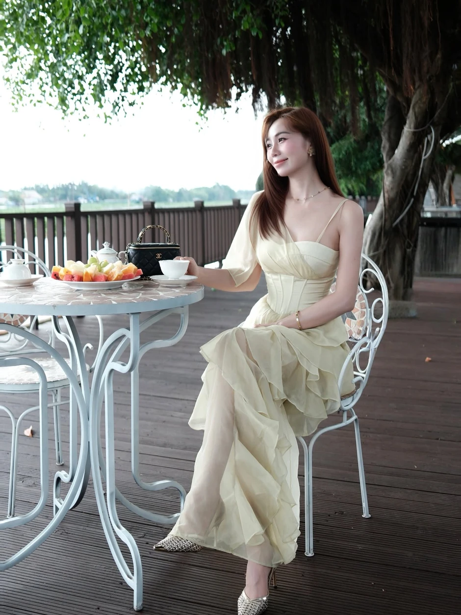 Nữ TikToker Chrissy Hoang khoe vóc dáng quyến rũ đón hè bên hồ bơi
