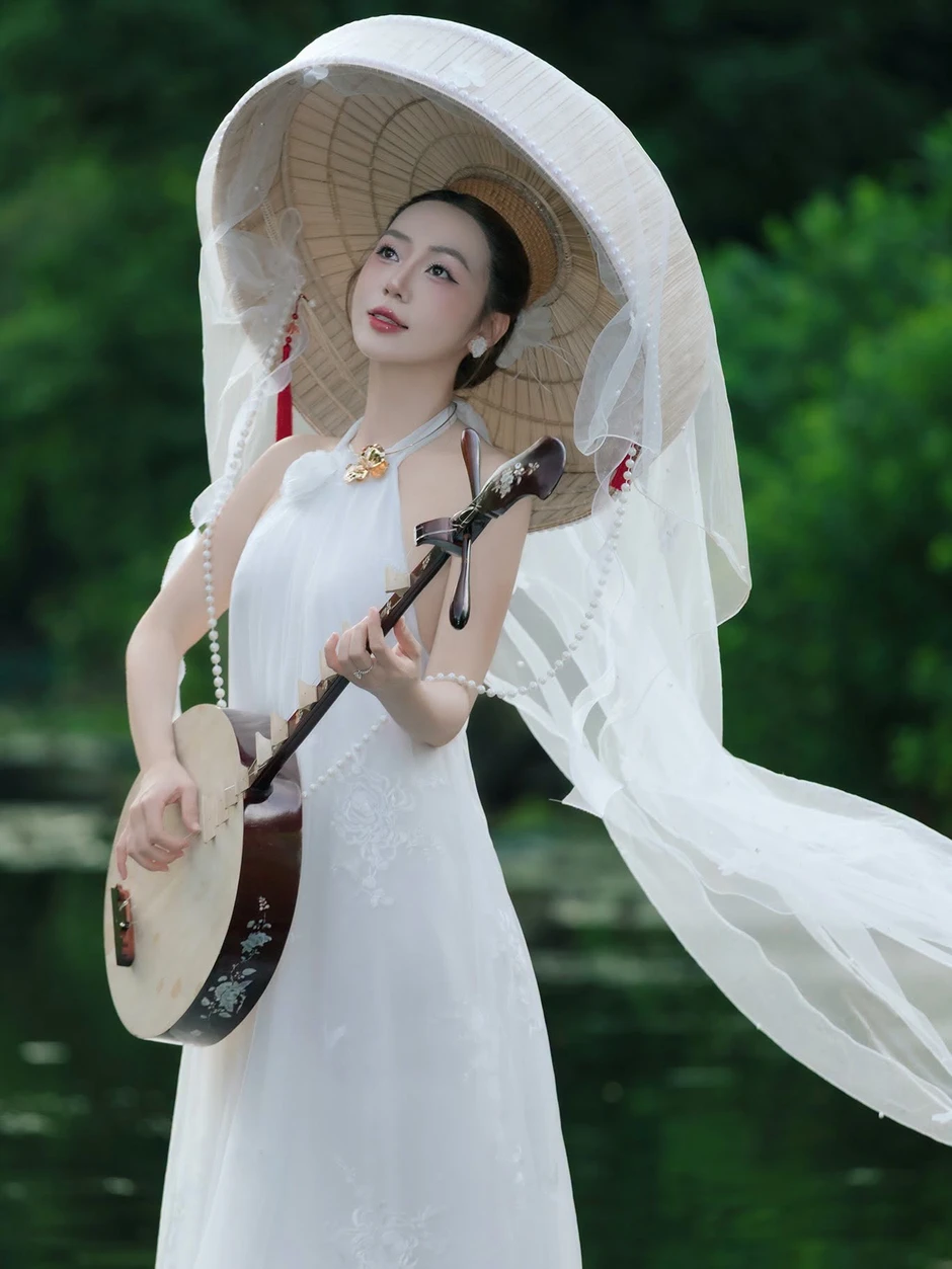 Nữ TikToker Chrissy Hoang khoe vóc dáng quyến rũ đón hè bên hồ bơi