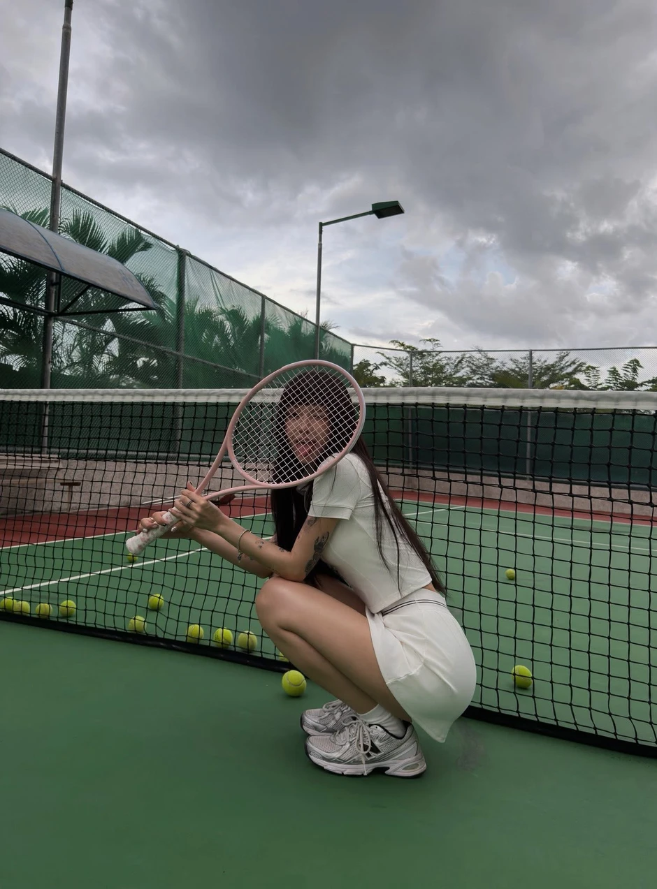 Gác lại vũ đạo triệu view, "Lisa Việt Nam" Ciin lên sân tennis thả dáng, visual "quá trời" xinh! Gác lại vũ đạo triệu view, "Lisa Việt Nam" Ciin lên sân tennis thả dáng, visual "quá trời" xinh!