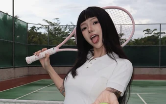 Gác lại vũ đạo triệu view, "Lisa Việt Nam" Ciin lên sân tennis thả dáng, visual "quá trời" xinh!