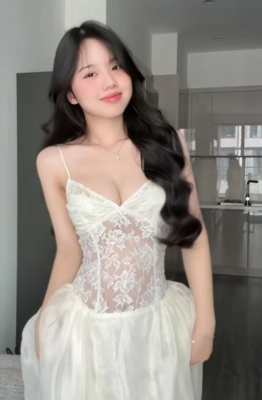 Gái xinh bất ngờ lên xu hướng nhờ khoe lúm đồng tiền, từng bị gắn mác bản sao Tiểu Hý