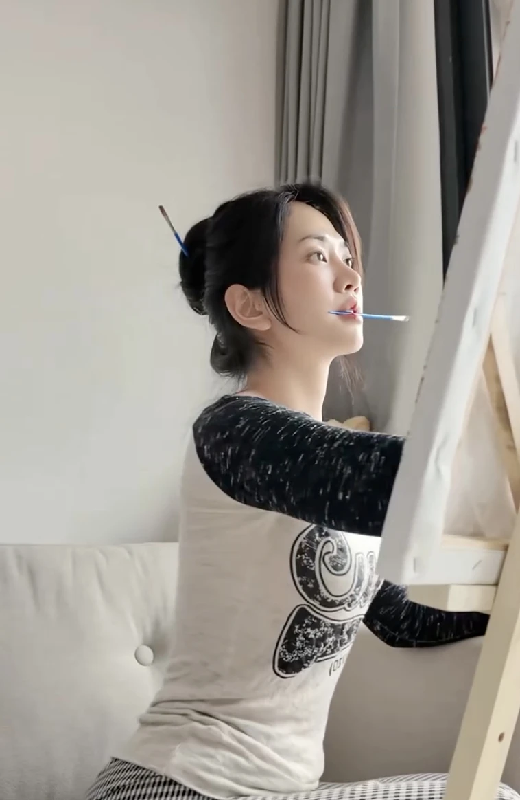 Giữa bão drama bủa vây, Lê Bống bất ngờ có động thái: Thản nhiên đăng ảnh đi học, mặc kệ thị phi bóc phốt?