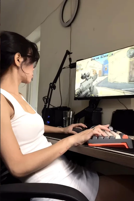 Góc máy "độc" của nữ game thủ xinh đẹp, khiến người xem không thể rời mắt