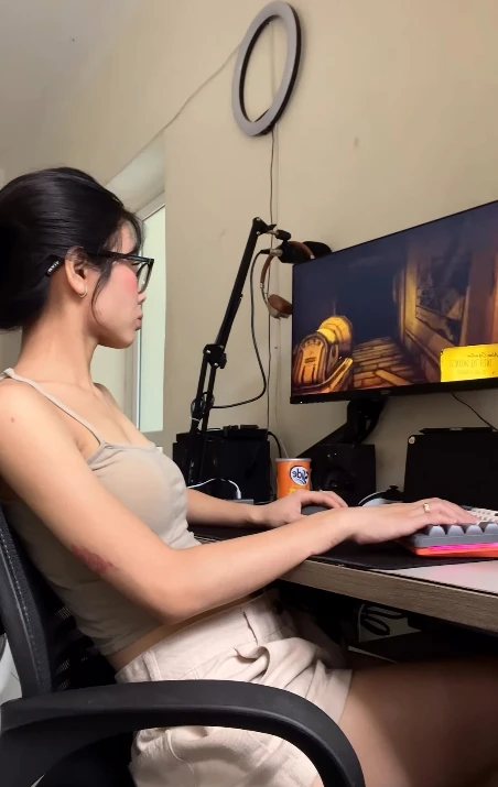Góc máy "độc" của nữ game thủ xinh đẹp, khiến người xem không thể rời mắt
