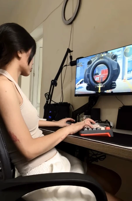 Góc máy "độc" của nữ game thủ xinh đẹp, khiến người xem không thể rời mắt