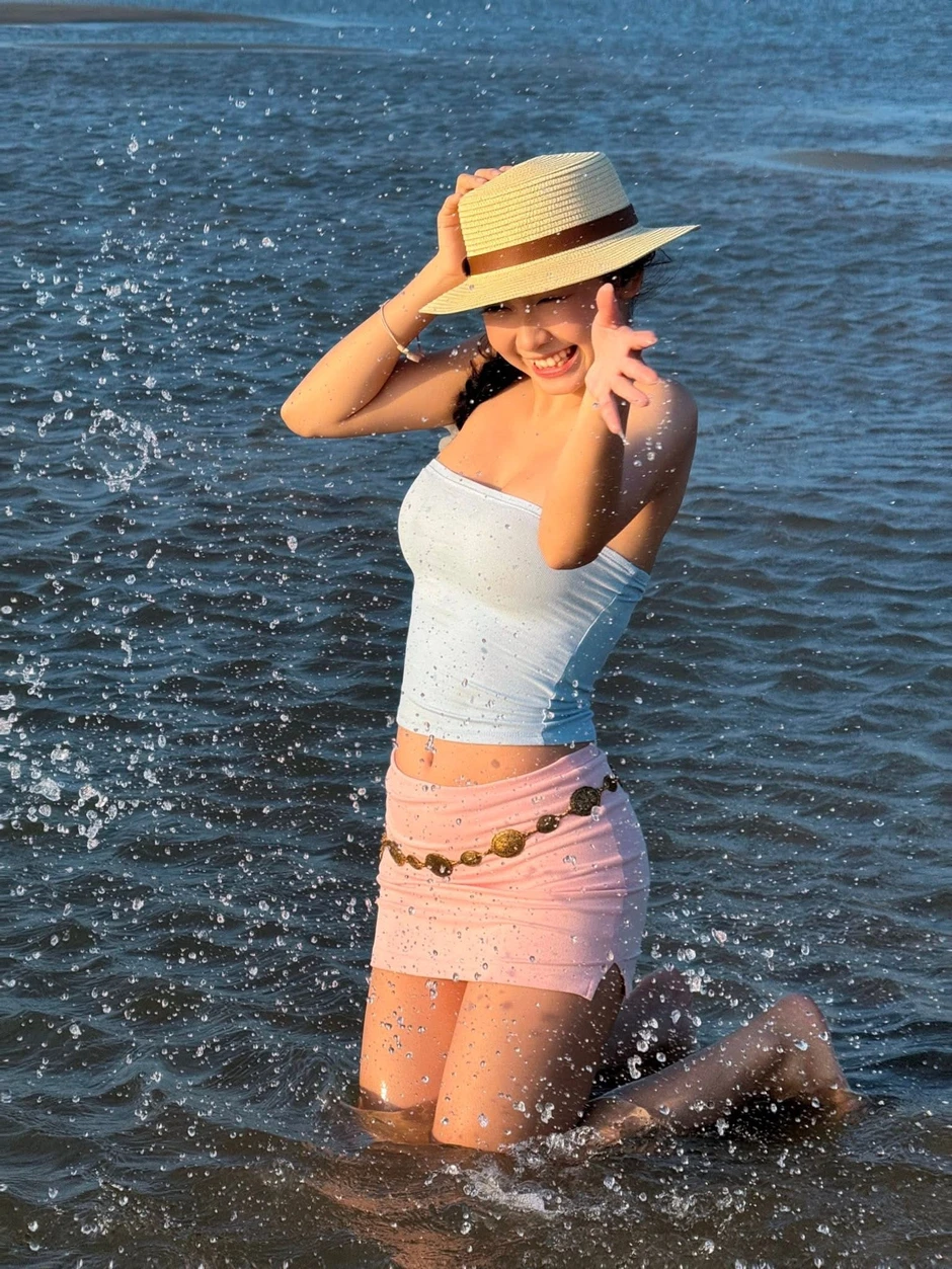 Hà Phi Yến chẳng cần bikini, một nụ cười đủ "gây bão" mạng Hà Phi Yến chẳng cần bikini, một nụ cười đủ "gây bão" mạng