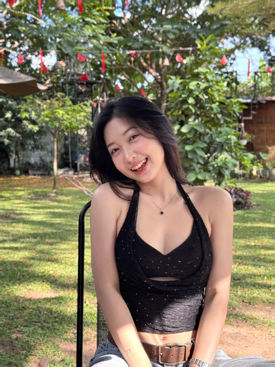 Hà Phi Yến chẳng cần bikini, một nụ cười đủ "gây bão" mạng Hà Phi Yến chẳng cần bikini, một nụ cười đủ "gây bão" mạng