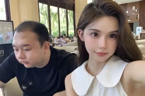 Hành động thân mật quá mức, đại gia donate khiến nữ streamer xinh đẹp bị gãy xương sống Hành động thân mật quá mức, đại gia donate khiến nữ streamer xinh đẹp bị gãy xương sống