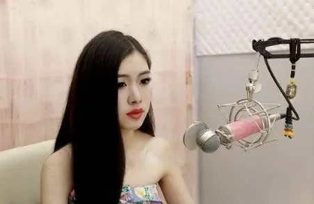 Hành động thân mật quá mức, đại gia donate khiến nữ streamer xinh đẹp bị gãy xương sống Hành động thân mật quá mức, đại gia donate khiến nữ streamer xinh đẹp bị gãy xương sống