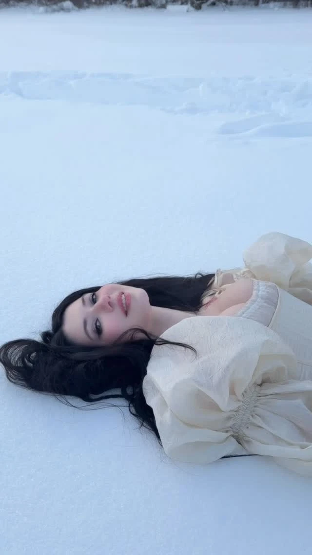 Hậu trường đằng sau khoảnh khắc "lung linh" tuyết trắng của các hot girl xinh đẹp khiến CĐM ngỡ ngàng Hậu trường đằng sau khoảnh khắc "lung linh" tuyết trắng của các hot girl xinh đẹp khiến CĐM ngỡ ngàng