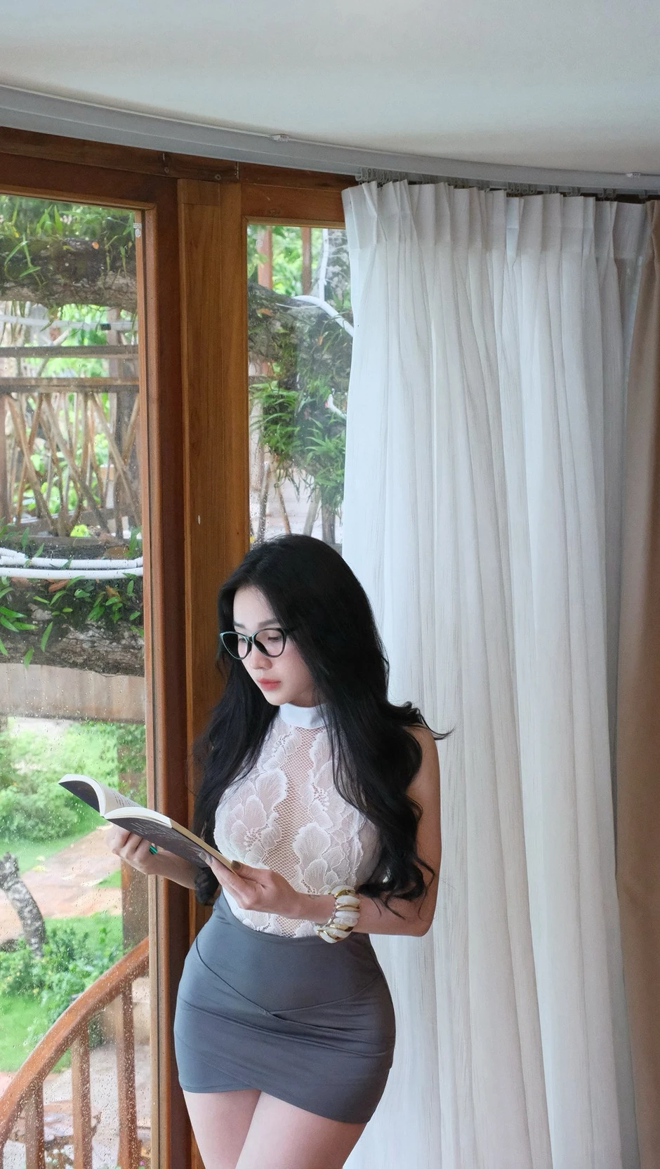Hóa thân cô thư ký quyến rũ: Hotgirl bán loa gây sốt mạng xã hội vì vẻ cuốn hút Hóa thân cô thư ký quyến rũ: Hotgirl bán loa gây sốt mạng xã hội vì vẻ cuốn hút