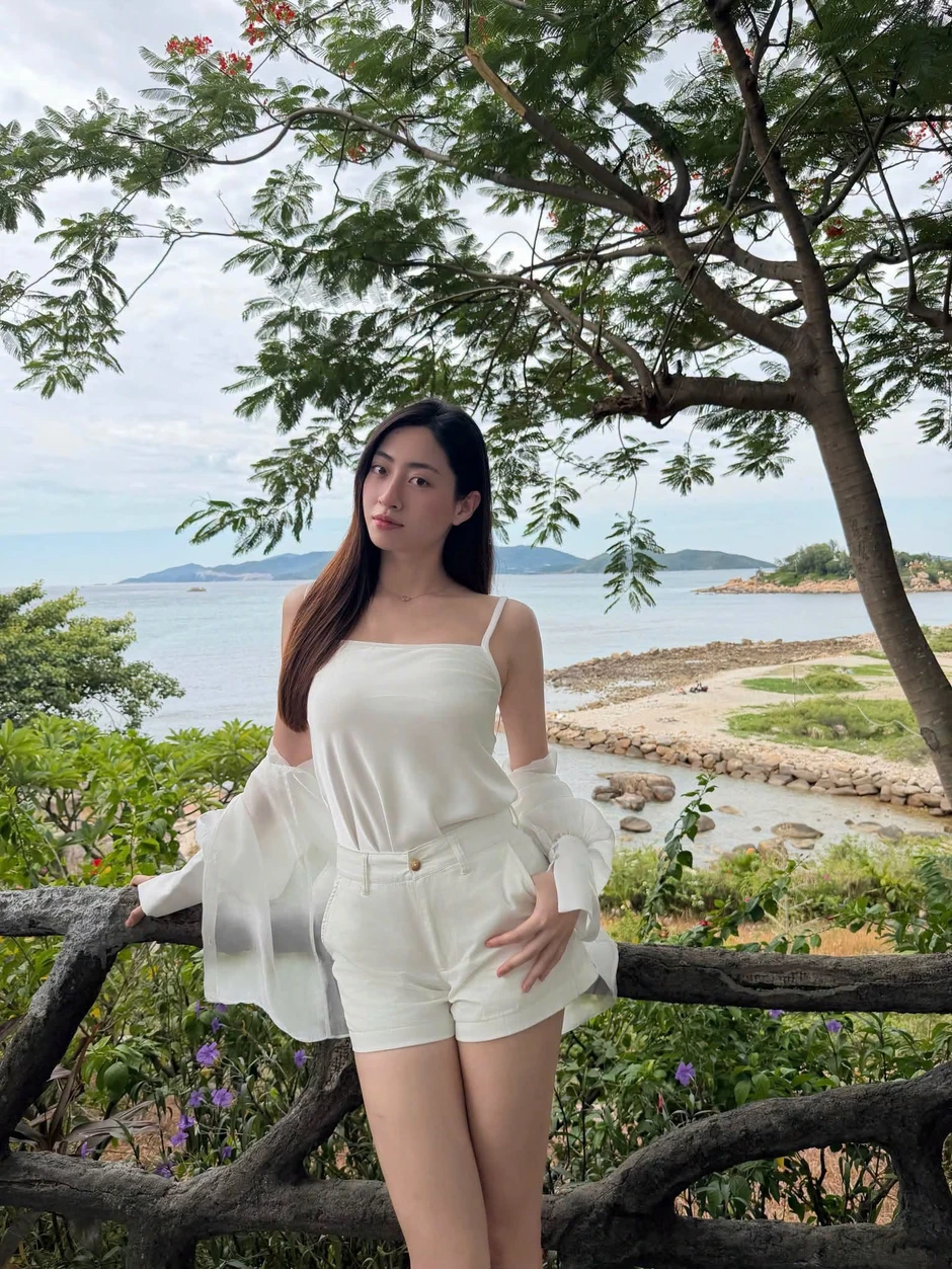 Hoa hậu Lương Thùy Linh check-in du lịch hè, "thả nhẹ" một bức ảnh cũng đủ khiến dân tình xao xuyến