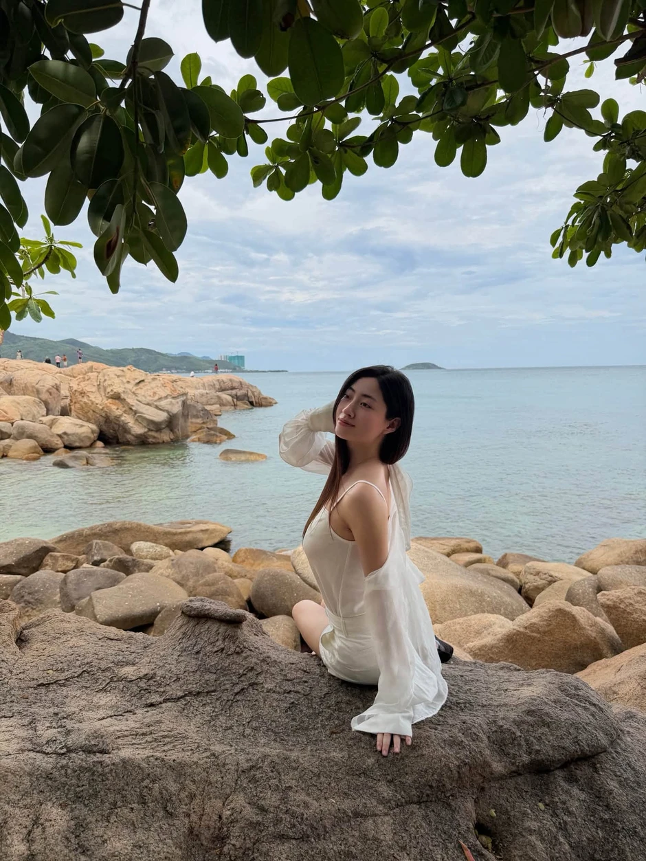 Hoa hậu Lương Thùy Linh check-in du lịch hè, "thả nhẹ" một bức ảnh cũng đủ khiến dân tình xao xuyến