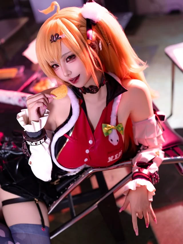Hoa mắt với tạo hình "như phim" của nữ coser xinh đẹp, săm soi trang cá nhân mà người xem ngỡ như tìm thấy cả "kho tàng"