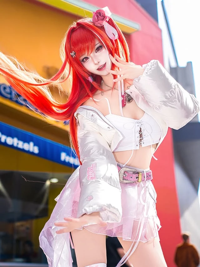 Hoa mắt với tạo hình "như phim" của nữ coser xinh đẹp, săm soi trang cá nhân mà người xem ngỡ như tìm thấy cả "kho tàng"