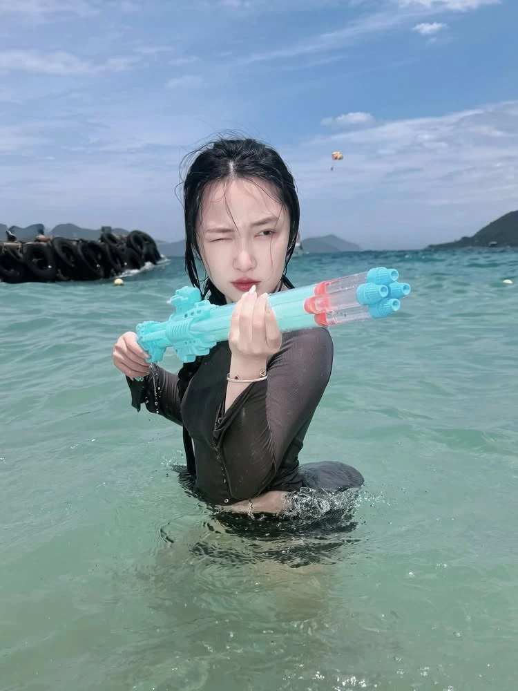 Hoa Nhật Huỳnh ngơ ngác, bất lực khi phát hiện hình ảnh của mình bị AI lạm dụng Hoa Nhật Huỳnh ngơ ngác, bất lực khi phát hiện hình ảnh của mình bị AI lạm dụng