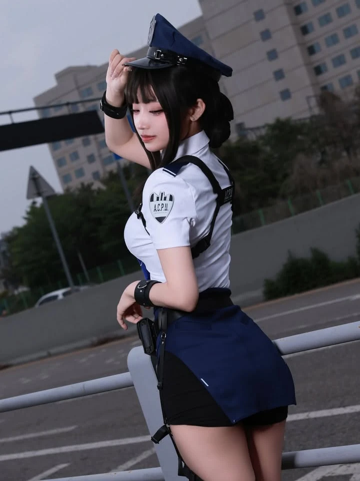 Hóa thân thành nữ cảnh sát, hot coser này khiến anh em game thủ đồng loạt "giơ tay" xin hàng Hóa thân thành nữ cảnh sát, hot coser này khiến anh em game thủ đồng loạt "giơ tay" xin hàng