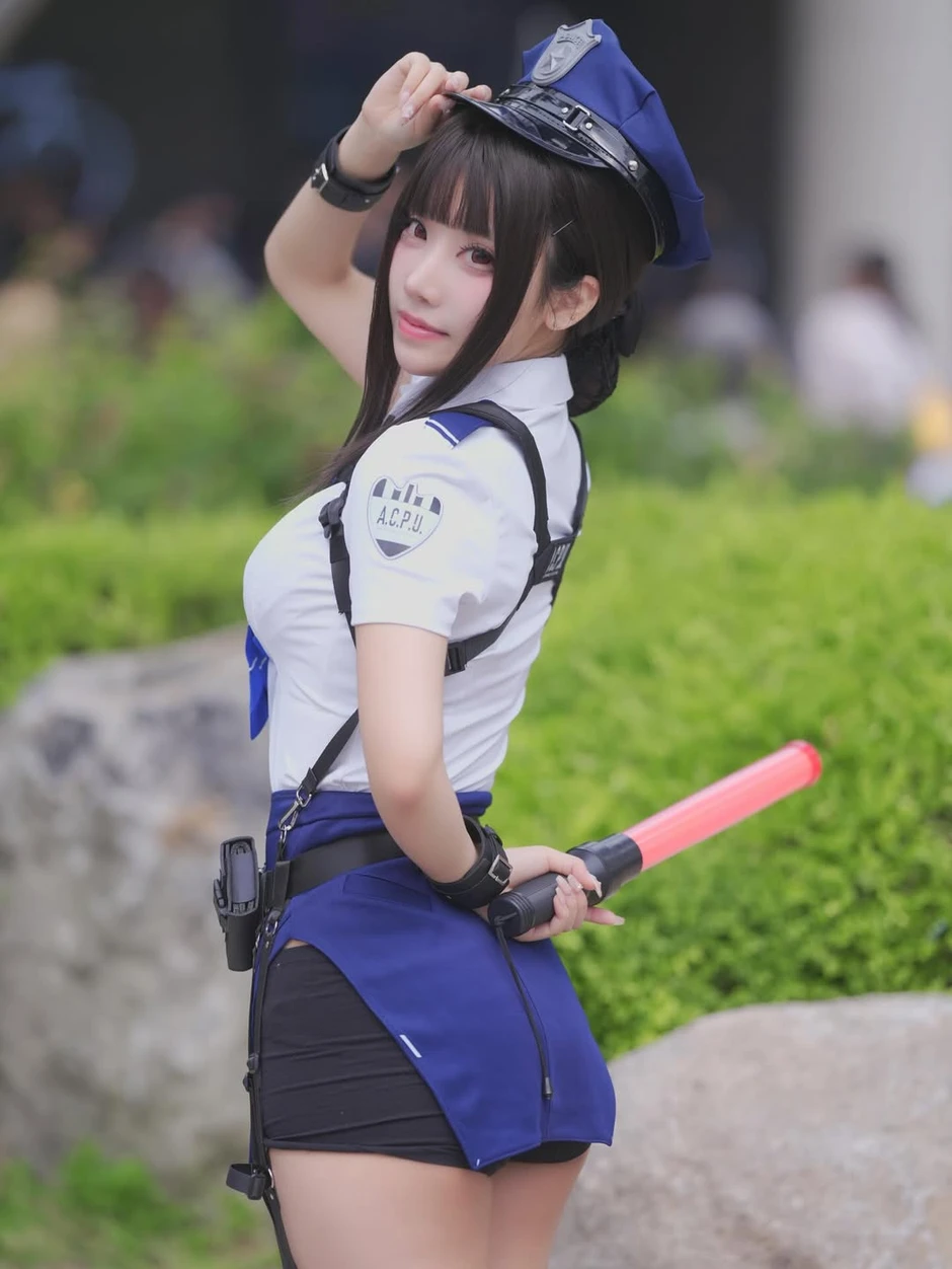 Hóa thân thành nữ cảnh sát, hot coser này khiến anh em game thủ đồng loạt "giơ tay" xin hàng Hóa thân thành nữ cảnh sát, hot coser này khiến anh em game thủ đồng loạt "giơ tay" xin hàng