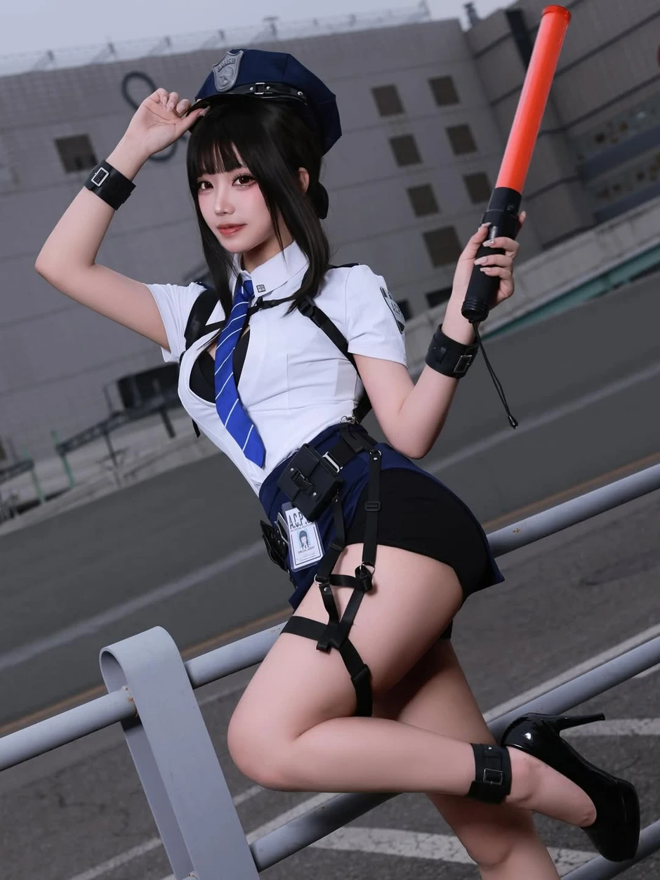 Hóa thân thành nữ cảnh sát, hot coser này khiến anh em game thủ đồng loạt "giơ tay" xin hàng Hóa thân thành nữ cảnh sát, hot coser này khiến anh em game thủ đồng loạt "giơ tay" xin hàng