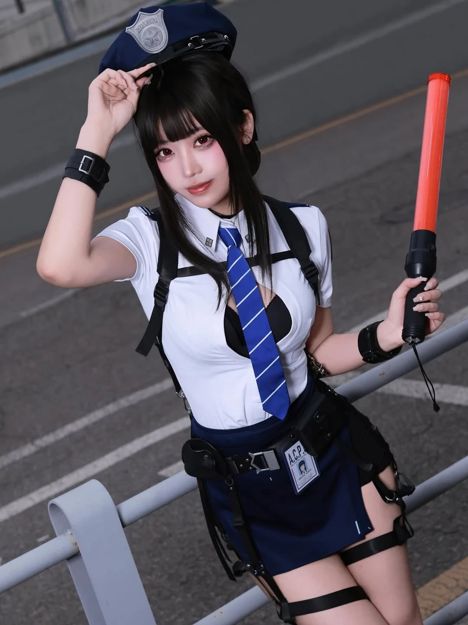 Hóa thân thành nữ cảnh sát, hot coser này khiến anh em game thủ đồng loạt "giơ tay" xin hàng Hóa thân thành nữ cảnh sát, hot coser này khiến anh em game thủ đồng loạt "giơ tay" xin hàng