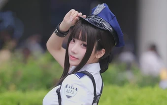 Hóa thân thành nữ cảnh sát, hot coser này khiến anh em game thủ đồng loạt "giơ tay" xin hàng