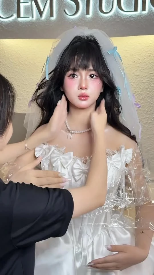 Hóa thành búp bê, hot girl xinh đẹp hút cả triệu view, khiến người xem ngỡ ngàng vi nhan sắc "đỉnh chóp"