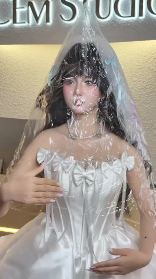 Hóa thành búp bê, hot girl xinh đẹp hút cả triệu view, khiến người xem ngỡ ngàng vi nhan sắc "đỉnh chóp"
