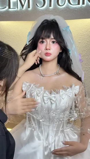 Hóa thành búp bê, hot girl xinh đẹp hút cả triệu view, khiến người xem ngỡ ngàng vi nhan sắc "đỉnh chóp"