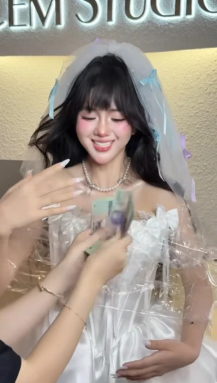 Hóa thành búp bê, hot girl xinh đẹp hút cả triệu view, khiến người xem ngỡ ngàng vi nhan sắc "đỉnh chóp"
